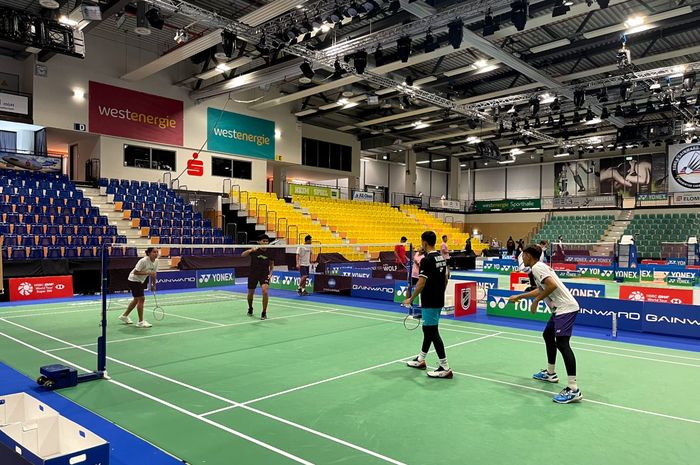  Tim bulu tangkis Indonesia saat beradaptasi dengan lapangan guna menghadapi German Open 2022 di Westenergie Sporthalle, M&uuml;lheim an der Ruhr, Senin (7/3/2022). 