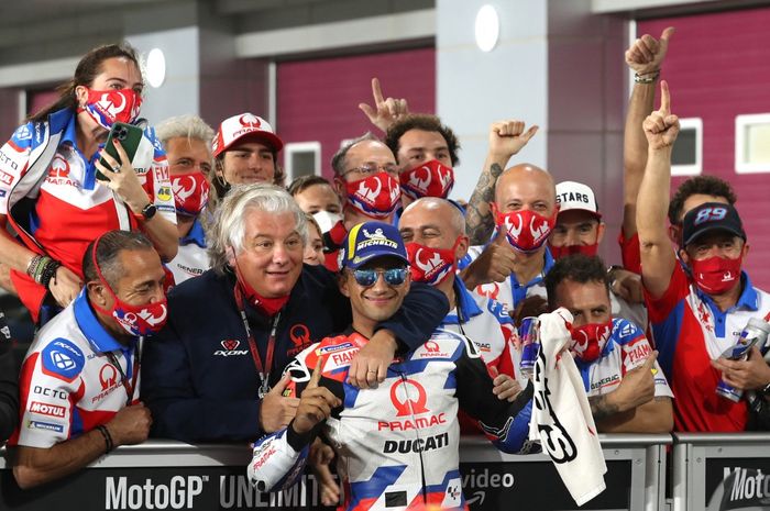 Pembalap Pramac Racing, Jorge Martin, merayakan pole position pada kualifikasi MotoGP Qatar di Sirkuit Losail, Qatar, 5 Maret 2022.