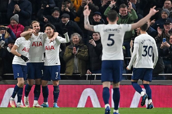 Striker Tottenham Hotspur, Harry Kane, sukses menggeser rekor Thierry Henry usai mencatatkan brace. Kane butuh 1 gol lagi untuk samai Frank Lampard.