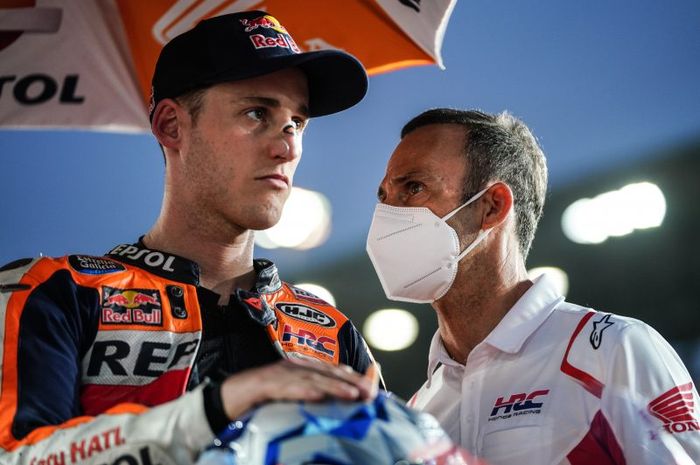 Manajer Repsol Honda, Alberto Puig (kanan) saat menemani Pol Espargaro pada MotoGP Qatar 2022