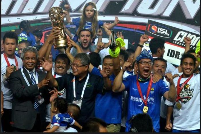 Persib Bandung menjadi juara Indonesia Super League 2014 setelah di final, Jumat (7/11/2014) mengalahkan juara bertahan, Persipura Jayapura, dengan skor 5-3 melalui adu penalti. Sebelumnya, kedua tim bermain imbang 2-2 selama waktu normal dan perpanjangan. Tampak Walikota Bandung, Ridwan Kamil (ikat kepala) dan Ketum PSSI, Djohar Arifin Husin (4 dari kiri) dan Ketum Persiba Balikpapan, Syahril HM Taher (di samping Djohar) ikut dalam sukacita Persib.