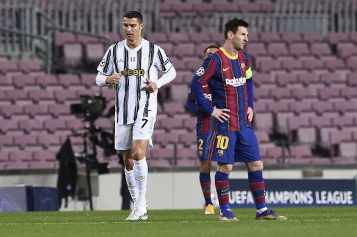 Cristiano Ronaldo (kiri) melawan Lionel Messi dalam duel Liga Champions antara Barcelona vs Juventus di Camp Nou, 8 Desember 2020.