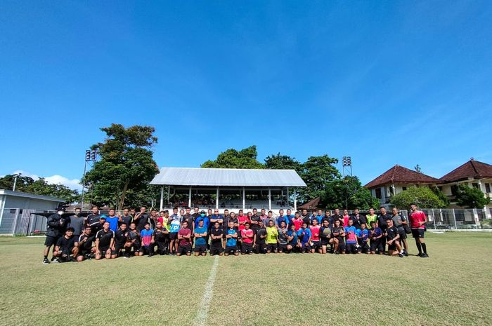 PSSI menggelar uji coba asisten wasit tambahan di Lapangan Samudera, Badung, (7/3/2022).