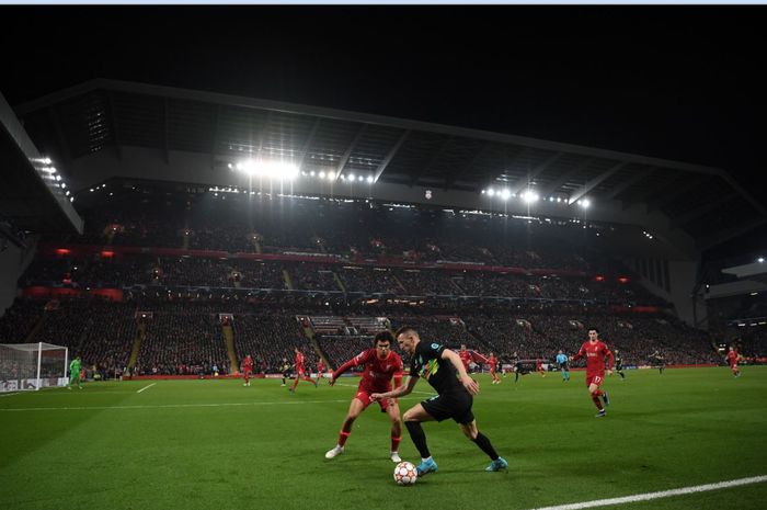 Trent Alexander-Arnold berduel dengan Ivan Perisic dalam laga leg kedua babak 16 besar Liga Champions 2021-2022 antara Liverpool dan Inter Milan di Stadion Anfield, Selasa (8/3/2022) waktu setempat.