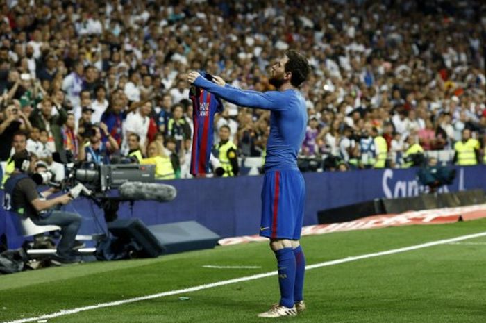 Lionel Messi melakukan selebrasi ikonis seperti jemur baju dalam partai Real Madrid vs Barcelona di Santiago Bernabeu, Madrid, 23 April 2017.