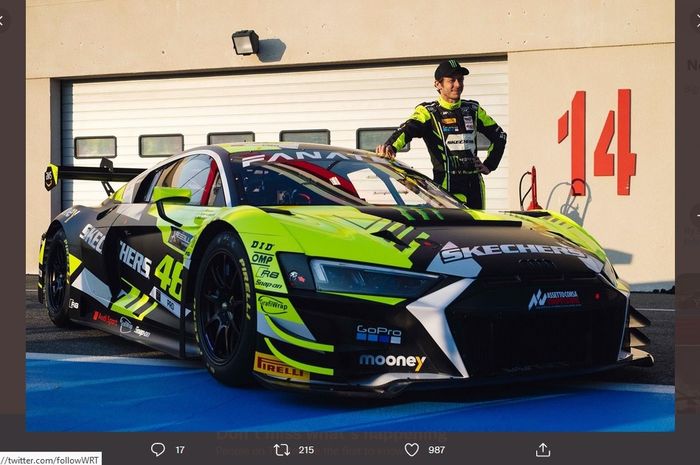 Valentino Rossi berpose bersama mobil Audi R8 LMS GT3 dari W Racing Team yang akan dikemudikannya pada GT World Challenge Europe  musim 2022.