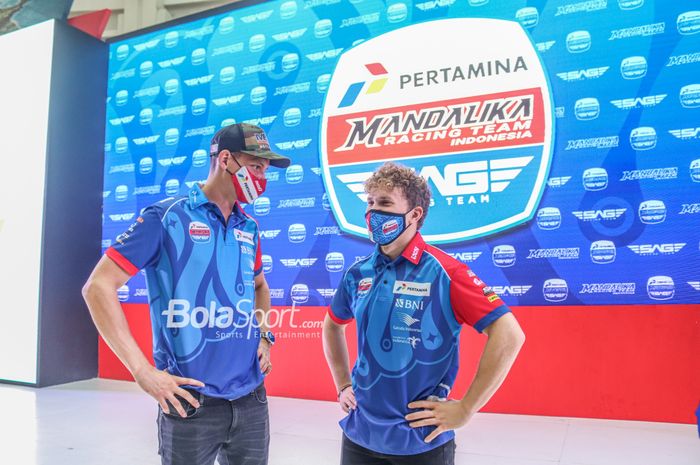 Dua pembalap Mandalika Racing Team Indonesia (Pertamina Mandalika SAG), Bo Bendsneyder (kiri) dan Gabriel Rodrigo (kanan), sedang hadir dalam jumpa pers di Kawasan Epicentrum, Jakarta Selatan, 10 Maret 2022.