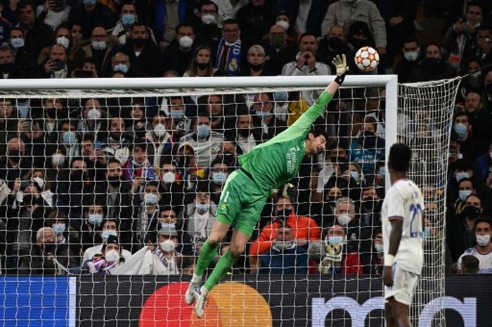 Kiper Real Madrid, Thibaut Courtois, melakukan penyelamatan dalam laga leg kedua babak 16 besar Liga Champions kontra Paris Saint-Germain di Stadion Santiago Bernabeu, Rabu (9/3/2022).