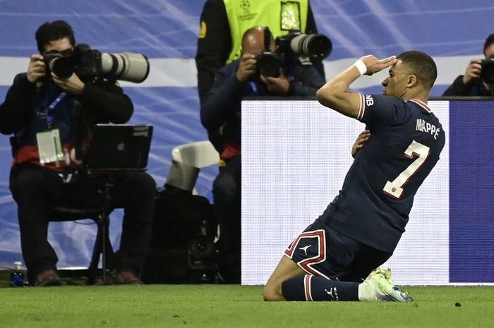 Striker PSG, Kylian Mbappe, melakukan selebrasi usai menjebol gawang Real Madrid.