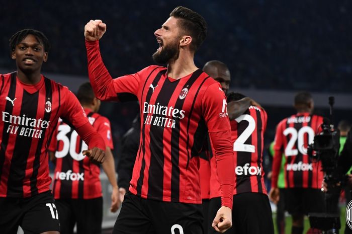 Penyerang tengah AC Milan, Olivier Giroud, sedang moncer pada musim 2021-2022.