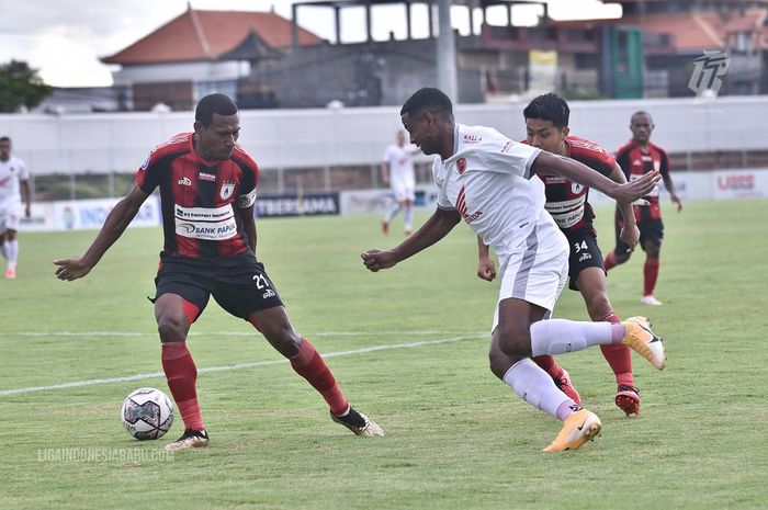 Duel Persipura Jayapura versus PSM Makassar dalam laga pekan ke-30 Liga 1 2021-2022 di Stadion Kompyang Sujana, Denpasar, Bali, Kamis (10/3/2022).