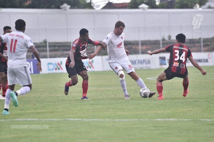 Duel Persipura Jayapura versus PSM Makassar dalam laga pekan ke-30 Liga 1 2021-2022 di Stadion Kompyang Sujana, Denpasar, Bali, Kamis (10/3/2022).