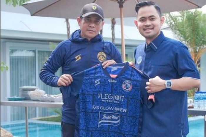 Presiden Arema FC, Gilang Widya Pramana dan coach Joko Susilo