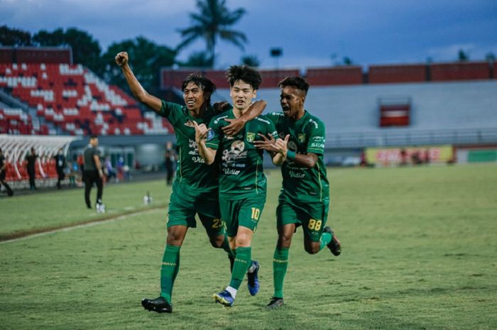 Taisei Marukawa (tengah) selebrasi golnya bersama Ady Setiawan dan Alwi Slamat. Persebaya Surabaya menekuk Persik Kediri.