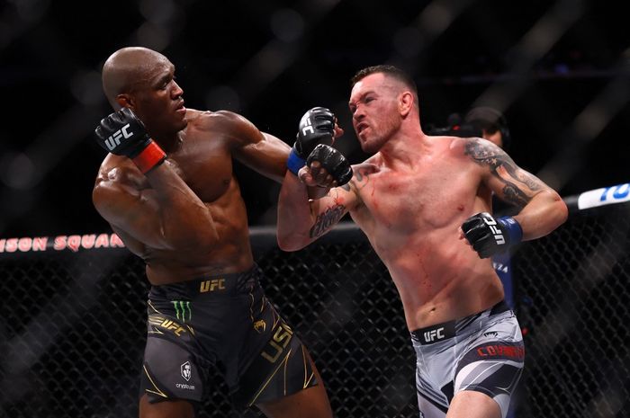 Kamaru Usman (kiri) bertarung melawan Colby Covington pada pertandingan pertahan gelar kelas welter dalam UFC 268 di Madison Square Garden, New York, Amerika Serikat, 6 November 2021.