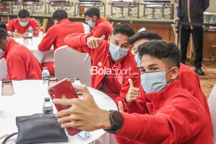 Alfriyanto Nico (kiri) dan Subhan Fajri (kanan) sedang berfoto selfie di Hotel Sultan, Senayan, Jakarta, 11 Maret 2022.