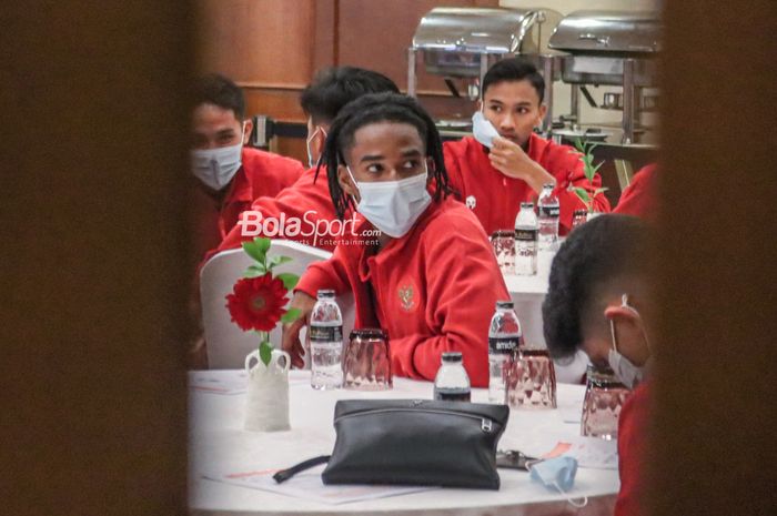 Pemain timnas U-19 Indonesia, Ronaldo Kwateh (depan), sedang berada di Hotel Sultan, Senayan, Jakarta, 11 Maret 2022.