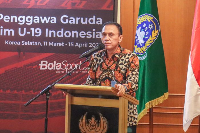 Ketua Umum PSSI, Mochamad Iriawan, sedang memberikan sambutan di Hotel Sultan, Senayan, Jakarta, 11 Maret 2022.