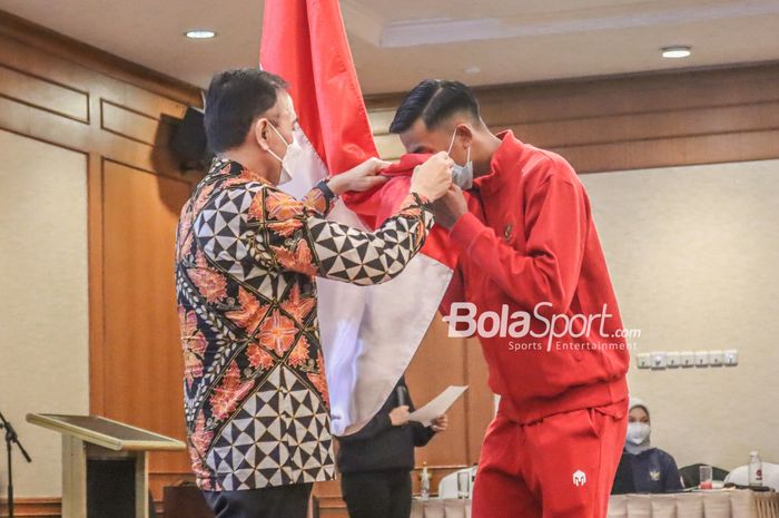 Ketua Umum PSSI, Mochamad Iriawan (kiri), sedang memandu pemain timnas U-19 Indonesia dalam prosesi penciuman bendera Merah Putih di Hotel Sultan, Senayan, Jakarta, 11 Maret 2022.