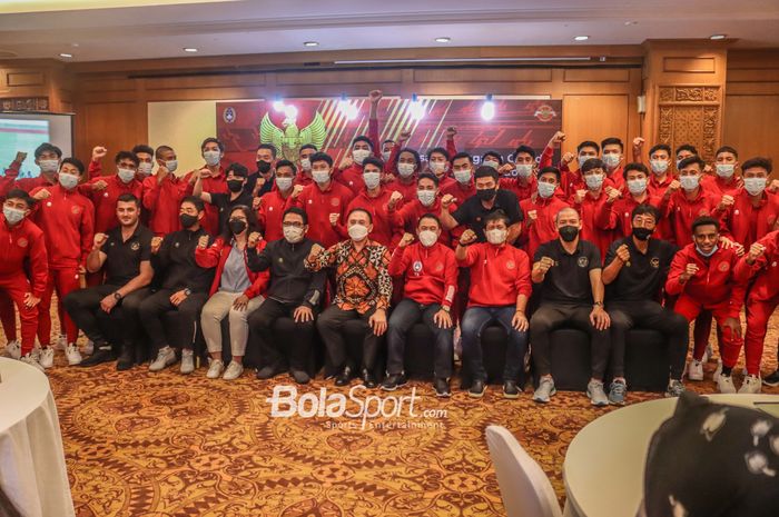 Ketua Umum PSSI, Mochamad Iriawan, beserta jajarannya sedang berfoto bersama skuat timnas U-19 Indonesia di Hotel Sultan, Senayan, Jakarta, 11 Maret 2022.