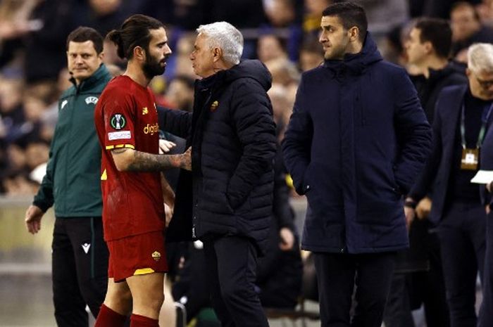 Jose Mourinho berbicara dengan Sergio Oliveira usai sang gelandang dikartu merah wasit dalam partai Vitesse Arnhem vs AS Roma di UEFA Conference League di Gelredome, 10 Maret 2022.