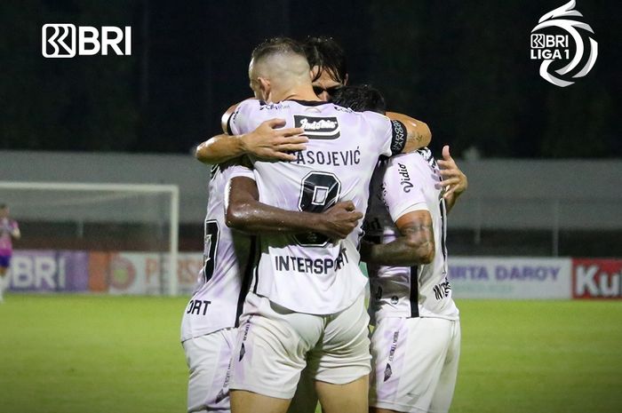 Skuad Bali United merayakan gol yang dicetak oleh Ilija Spasojevic saat menghadapi Persiraja Banda Aceh pada pekan ke-30 Liga 1 2021-2022.