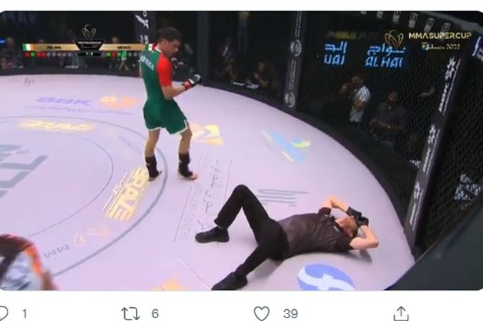 Momen wasit MMA, Scott Manhardt terkapar usai kena tendangan akrobatik nyasar di ajang IMMAF Super Cup 2022.