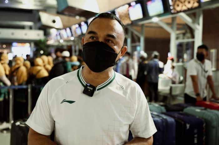 Manajer timnas bulu tangkis Indonesia, Rionny Mainaky, saat di Bandara Soekarno-Hatta menuju Birmingham, Inggris, dalam lawatan menghadapi All England Open 2022 yang digelar 16-20 Maret 2022.