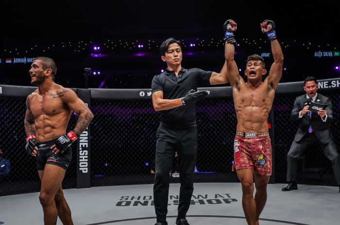 Adrian Mattheis setelah dinyatakan menang atas Alex Silva dalam ONE Championship: Lights Out, Jumat (11/3/2022) di Singapore Indoor Stadium.