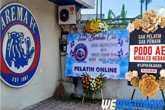 Aremania mengecam pelatih dan pemain Arema FC melalui karangan bunga seusai dikalahkan Persib Bandung.