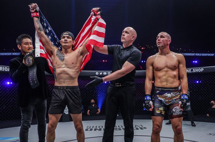 Thanh Le mempertahankan sabuk juara kelas bulu setelah mengalahkan Garry Tonon dalam ONE Championship: Lights Out, Jumat (11/3/2022) di Singapore Indoor Stadium.