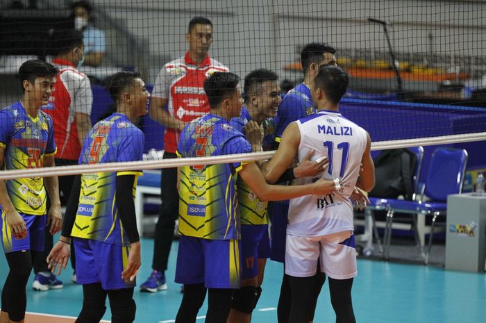 Tim bola voli putra Surabaya Bhayangkara Samator (jersey biru) menghadapi Bogor LavAni pada final foir Proliga 2022 di Padepokan Voli, Sentul, Bogor, Jawa Barat, Sabtu (12/3/2022).