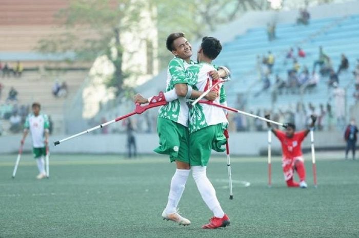 Timnas sepak bola amputasi Indonesia (INAF) berhasil menjaga asa untuk mentas di Piala Dunia Amputasi 2022 usai membantai timnas Bangladesh.