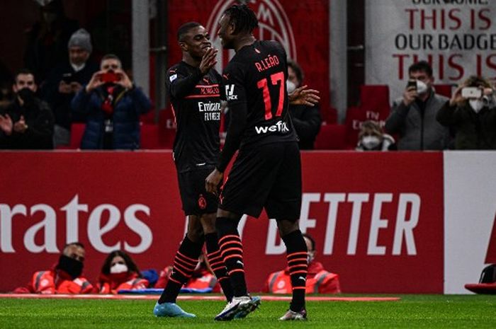 Pierre Kalulu (kiri) merayakan gol bersama Rafael Leao dalam partai Liga Italia AC Milan vs Empoli di San Siro (12/3/2022).