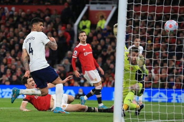 Momen Harry Maguire cetak gol bunuh diri dalam laga Liga Inggris Manchester United vs Tottenham Hotspur di Old Trafford (12/3/2022).