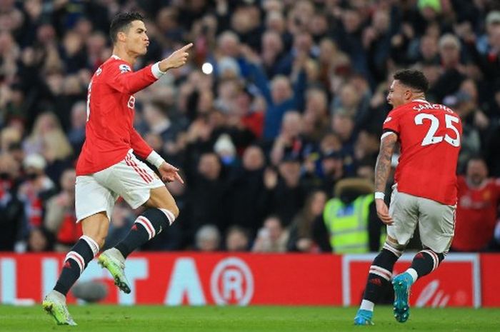 Cristiano Ronaldo (kiri) merayakan gol bersama Jadon Sancho dalam partai Liga Inggris Manchester United vs Tottenham Hotspur di Old Trafford (12/3/2022).