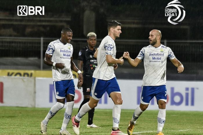 Striker Persib Bandung Bruno Cantanhede (kiri) selebrasi dengan rekan-rekannya seusai bobol gawang Madura United di Liga 1, Minggu (13/3/2022).