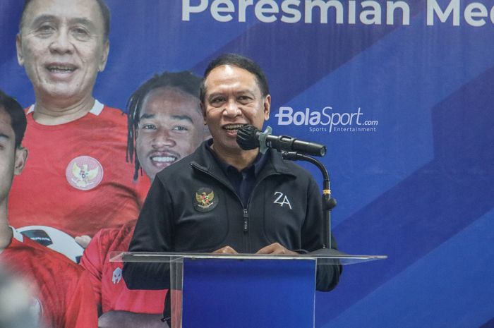 Menteri Pemuda dan Olahraga Republik Indonesia, Zainudin Amali, sedang memberikan keterangan kepada awak media di GBK Arena, Senayan, Jakarta, 14 Maret 2022.