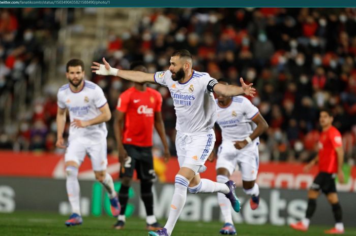 Selebrasi Karim Benzema usai mencetak gol ke gawang Real Mallorca dalam kemenangan 3-0 di laga pekan ke-28 Liga Spanyol 2021-2022.