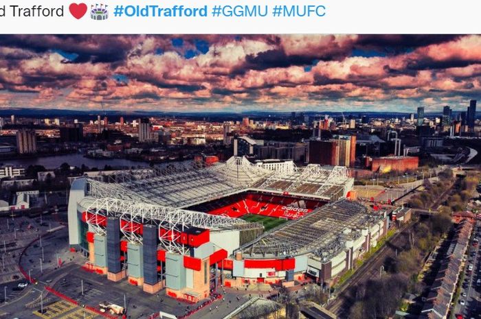 Manchester United dilaporkan sedang mempertimbangkan untuk merobohkan Old Trafford dan membangun stadion baru di lokasi yang sama. 