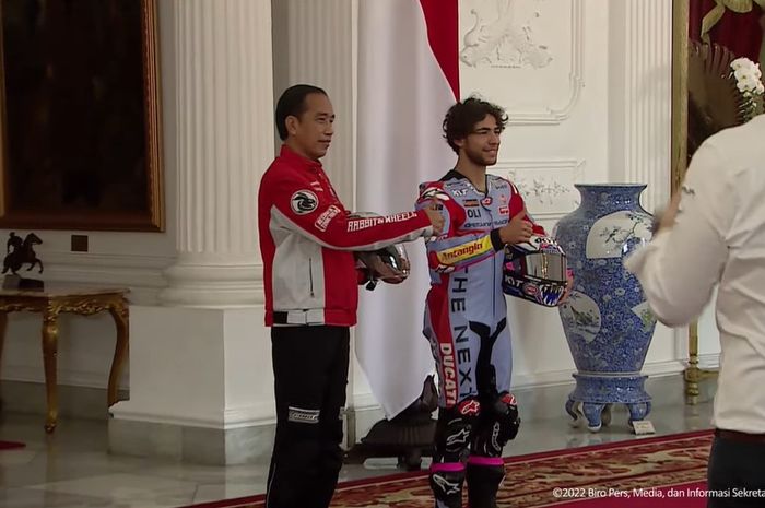 Pembalap Gresini Racing, Enea Bastianini, yang memenangi balapan seri pertama MotoGP Qatar berfoto bersama dengan Presiden RI, Joko Widodo, dalam audiensi yang berlangsung di Istana Merdeka, Jakarta, Rabu (16/3/2022).