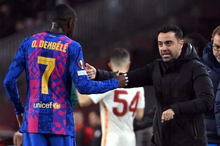 Xavi (kanan) memberi instruksi kepada Ousmane Dembele dalam duel Barcelona vs Galatasaray dalam laga Liga Europa, di Stadion Camp Nou, 10 Maret 2022.