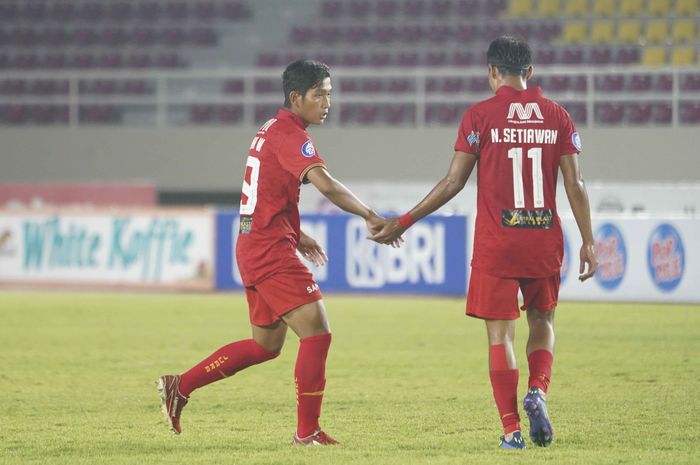 Bek kiri Persija, Rangga Widiansyah (kiri) bersama Novri Setiawan (kanan).