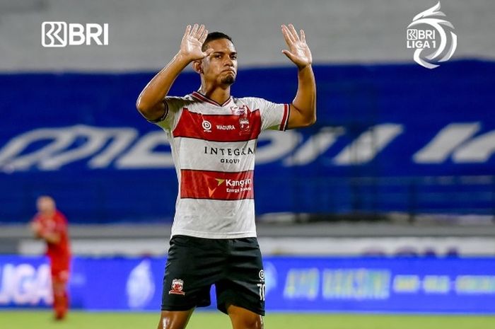 Pemain Madura United, Renan Silva mencetak gol  ke gawang Persija Jakarta pada laga tunda pekan ke-24 Liga 1 2021-2022 di Stadion Kapten I Wayan Dipta, Gianyar, Bali, Kamis (17/3/2022).