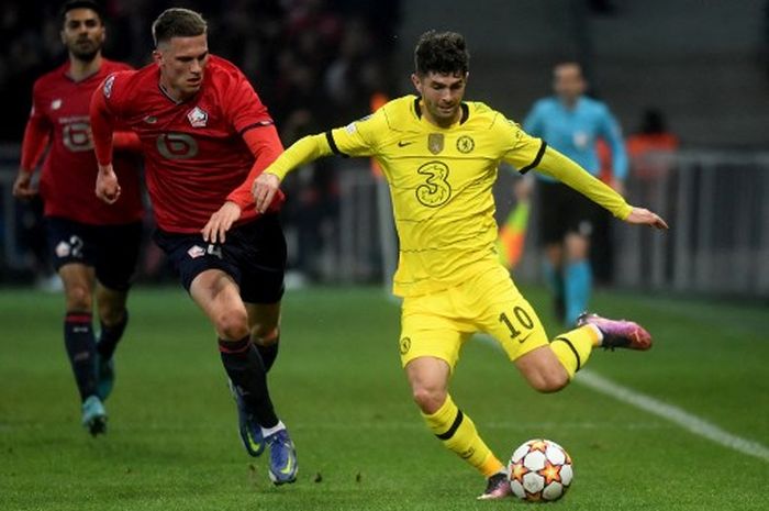 Aksi Christian Pulisic (kanan) dalam duel Liga Champions antara Lille vs Chelsea (16/3/2022).