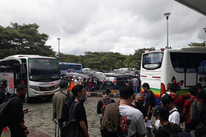 Suasana di titik penjemputan bus shuttle dan bus sewaan di Bandara Internasional Zainuddin Abdul  Majid (BIZAM), Lombok, Nusa Tenggara Barat, pada hari pertama MotoGP Indonesia yang digelar di Sirkuit Mandalika, Jumat (18/3/2022).