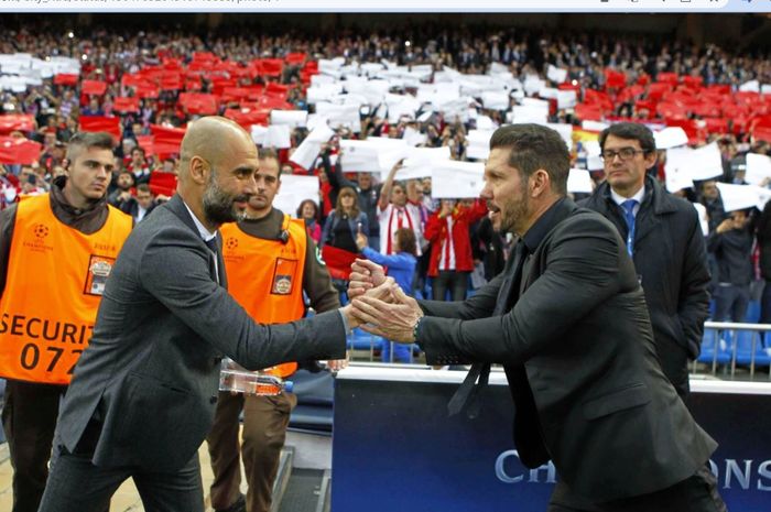 Pep Guardiola (kiri) dan Diego Simeone (kanan) saat bertemu pada babak semifinal Liga Champions 2015-2016.