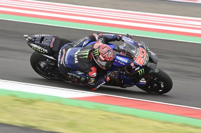 Fabio Quartararo memacu motornya di Sirkuit Mandalika dalam FP2 MotoGP Indonesia 2022.