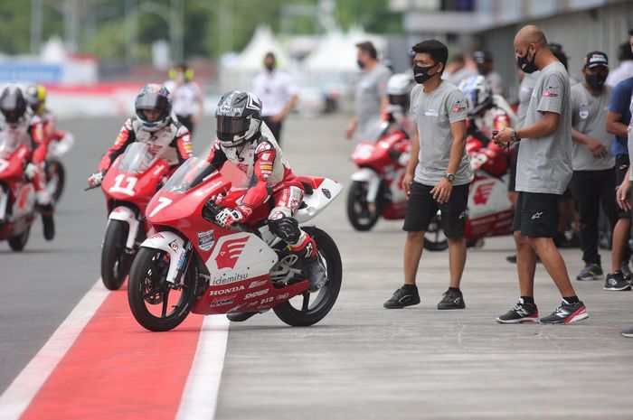 Pembalap Indonesia, Veda Ega Pratama (nomor 7), bersiap memulai run pada latihan bebas Asia Talent Cup 2022 seri Mandalika 1 di Sirkuit Mandalika, Lombok, Nusa Tenggara Barat, 18 Maret 2022.