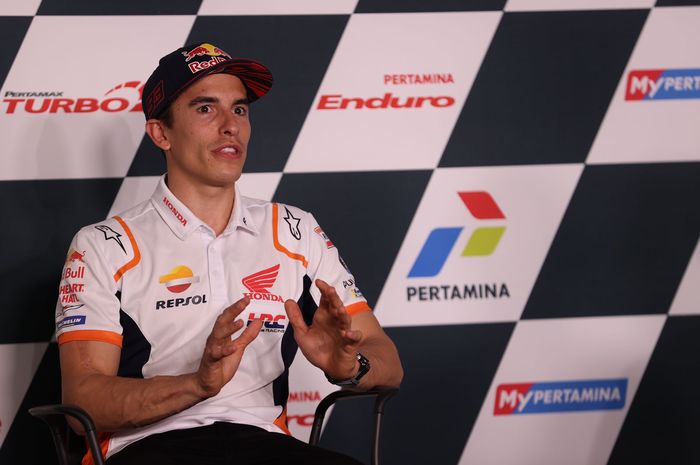 Pembalap Repsol Honda, Marc Marquez, ketika berbicara dalam sesi konferensi pers di hadapan media jelang MotoGP Indonesia 2022 di Sirkuit Mandalika, Kamis (17/3/2022).